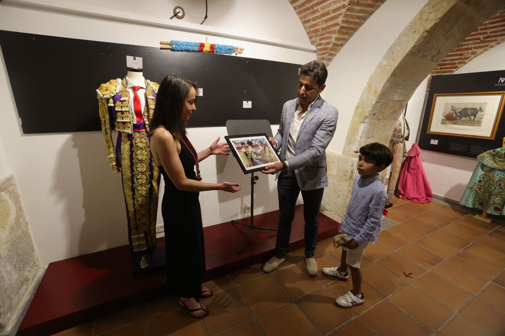 El torero Javier Valverde dona al Museo Taurino un traje de luces nazareno