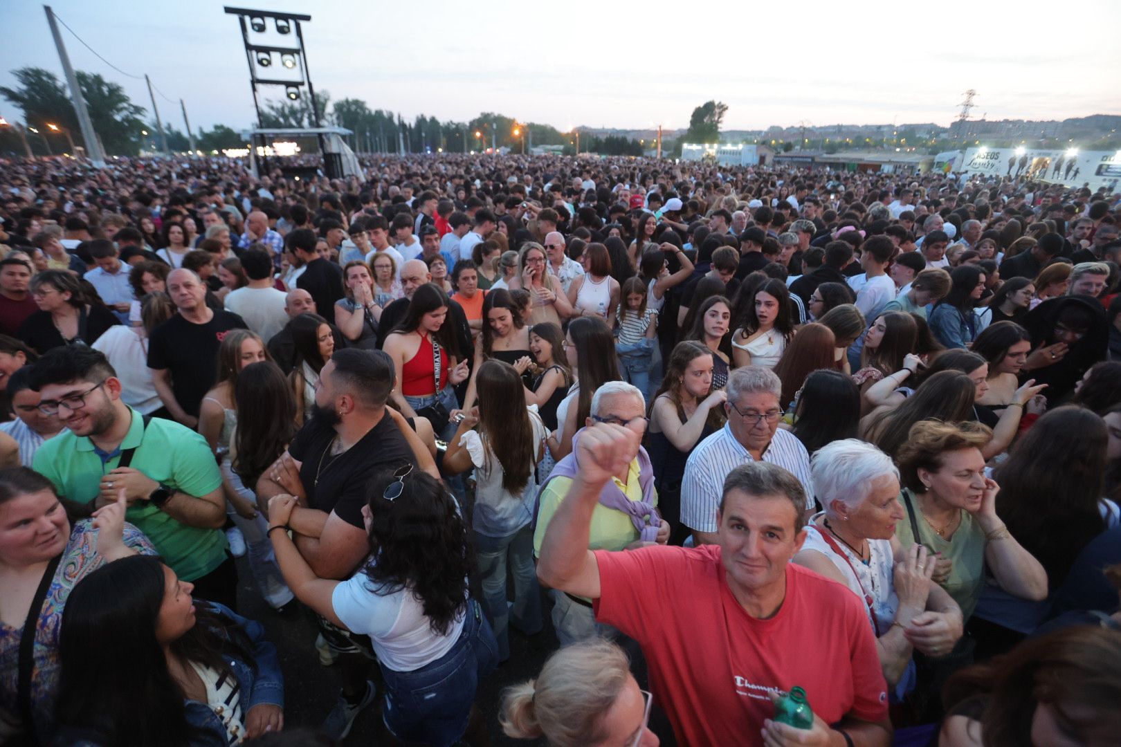 El ambiente de Panorama en Salamanca: colas, chiringuitos a tope y ganas de fiesta