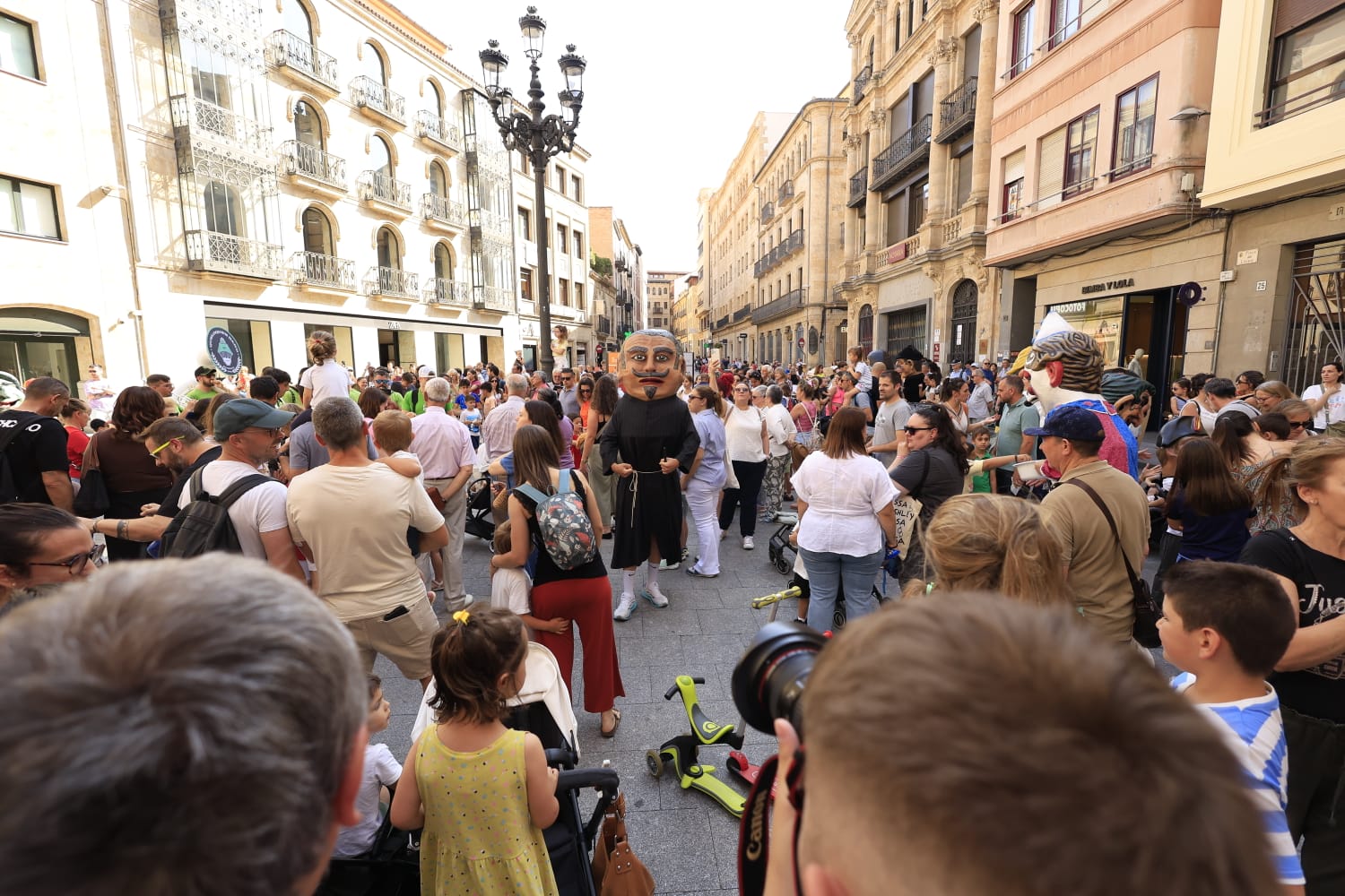 Gigantes y Cabezudos toman las calles del centro de Salamanca