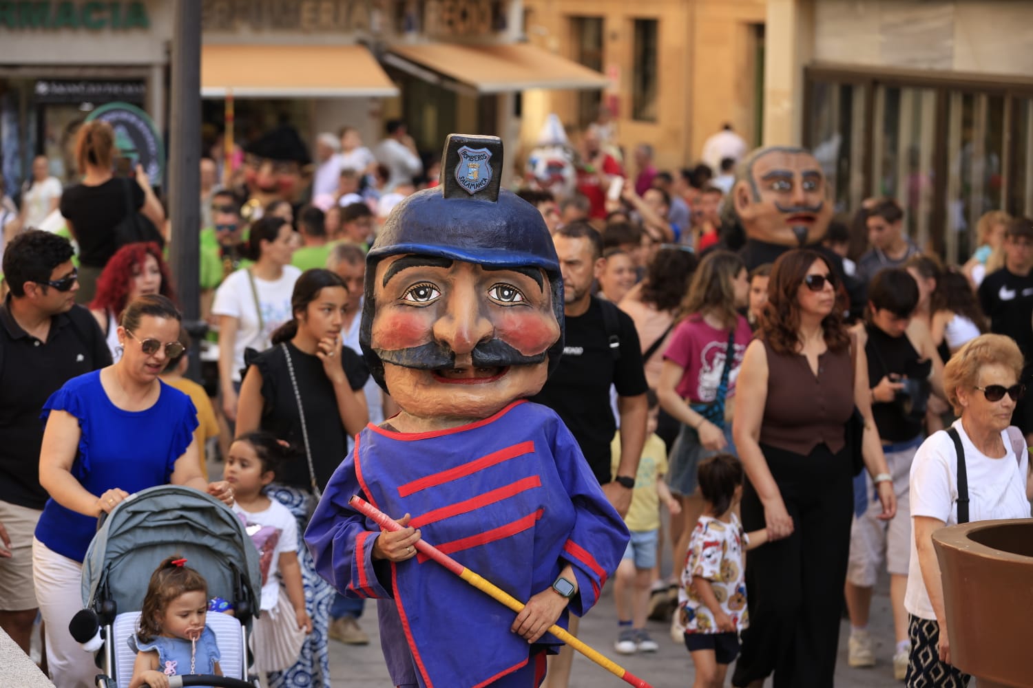 Gigantes y Cabezudos toman las calles del centro de Salamanca