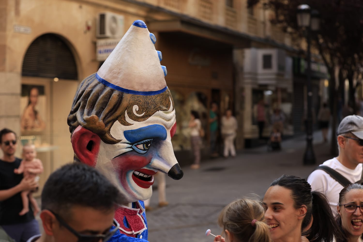 Gigantes y Cabezudos toman las calles del centro de Salamanca