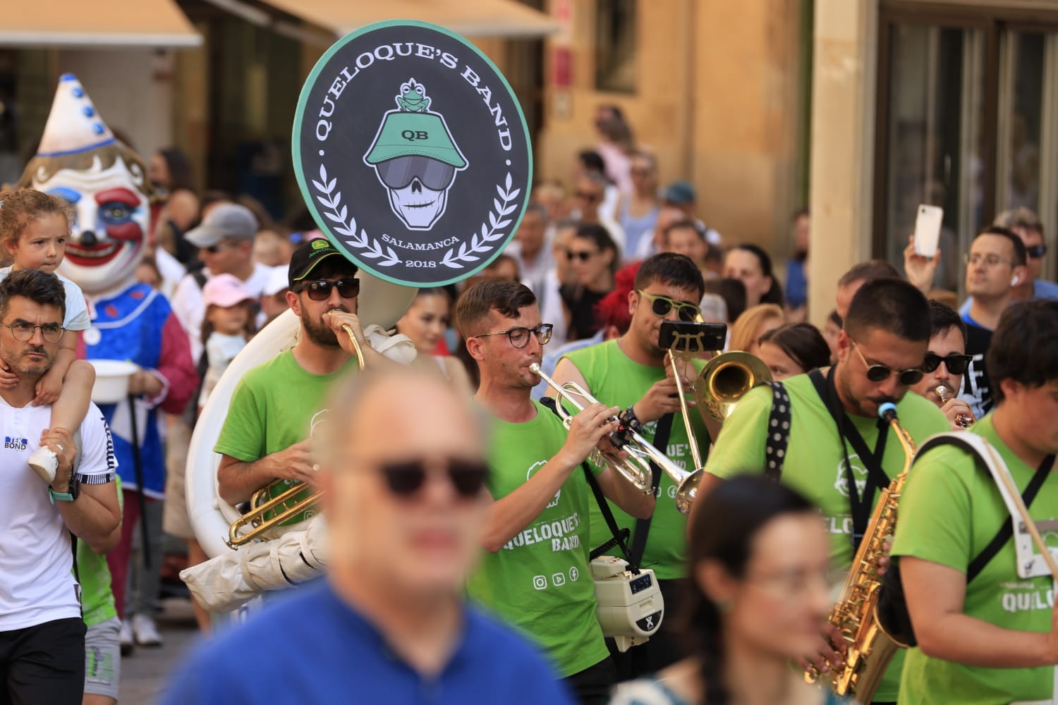 Gigantes y Cabezudos toman las calles del centro de Salamanca
