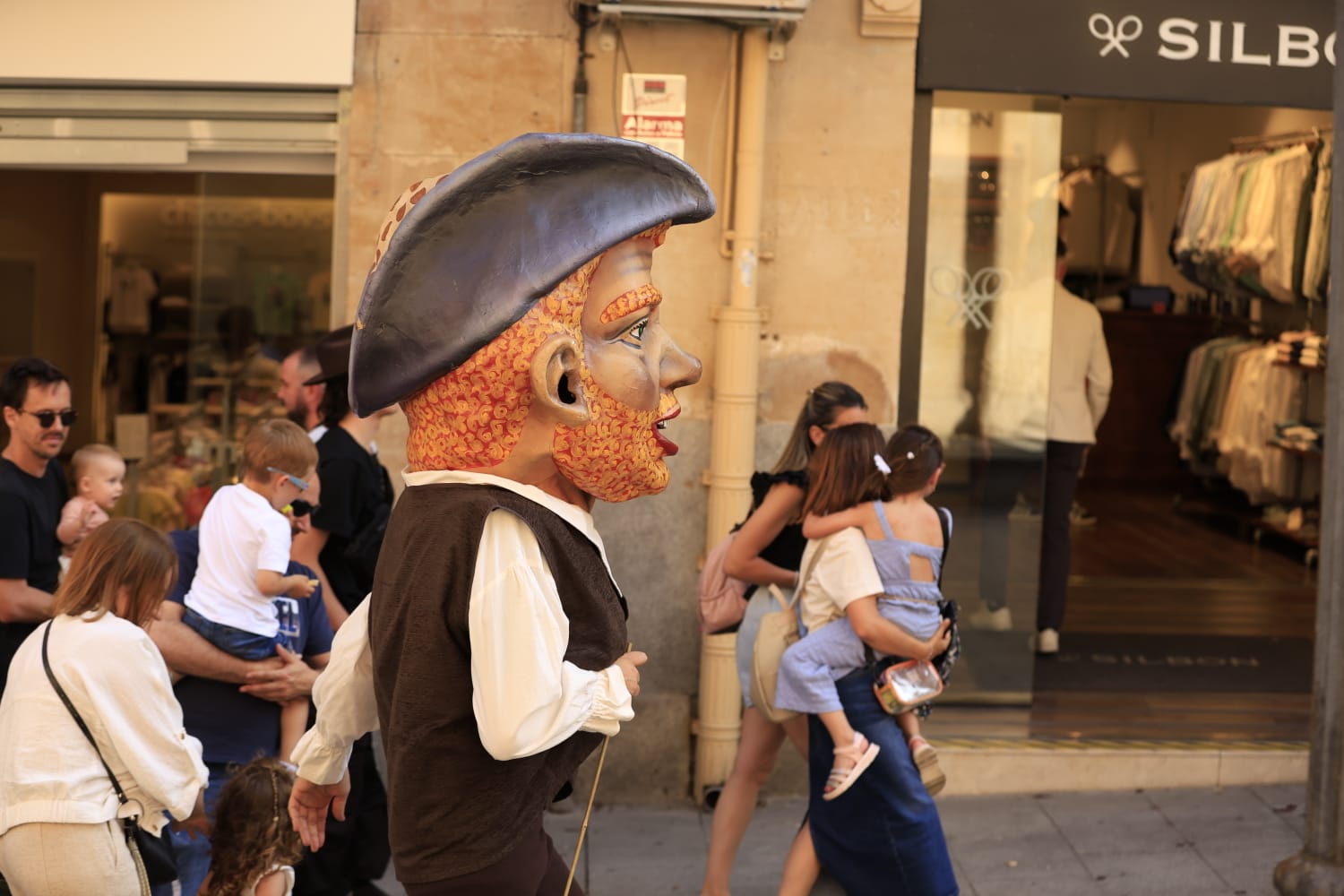 Gigantes y Cabezudos toman las calles del centro de Salamanca