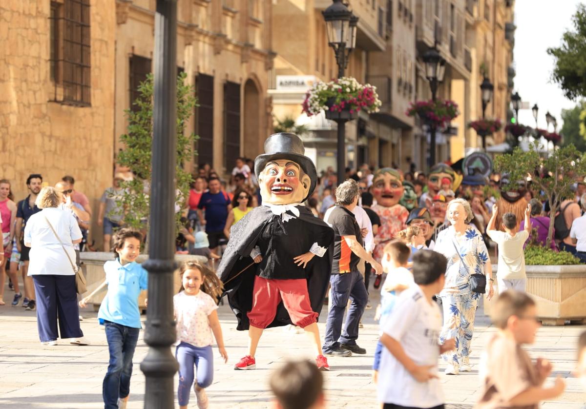 Gigantes y Cabezudos toman las calles del centro de Salamanca
