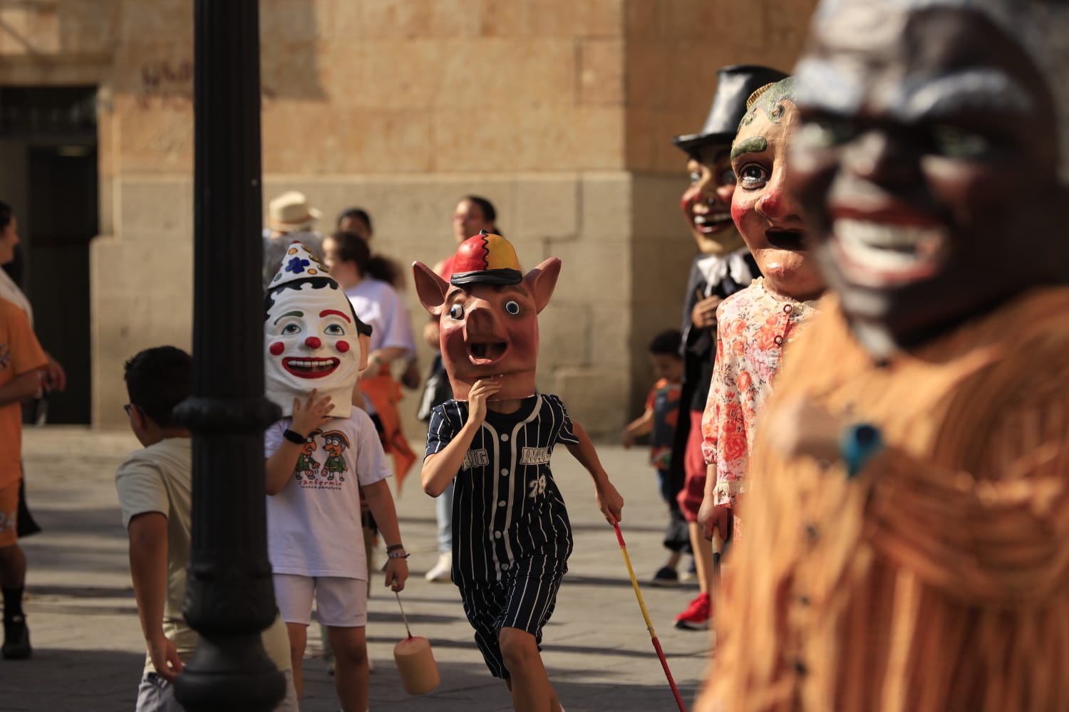 Gigantes y Cabezudos toman las calles del centro de Salamanca