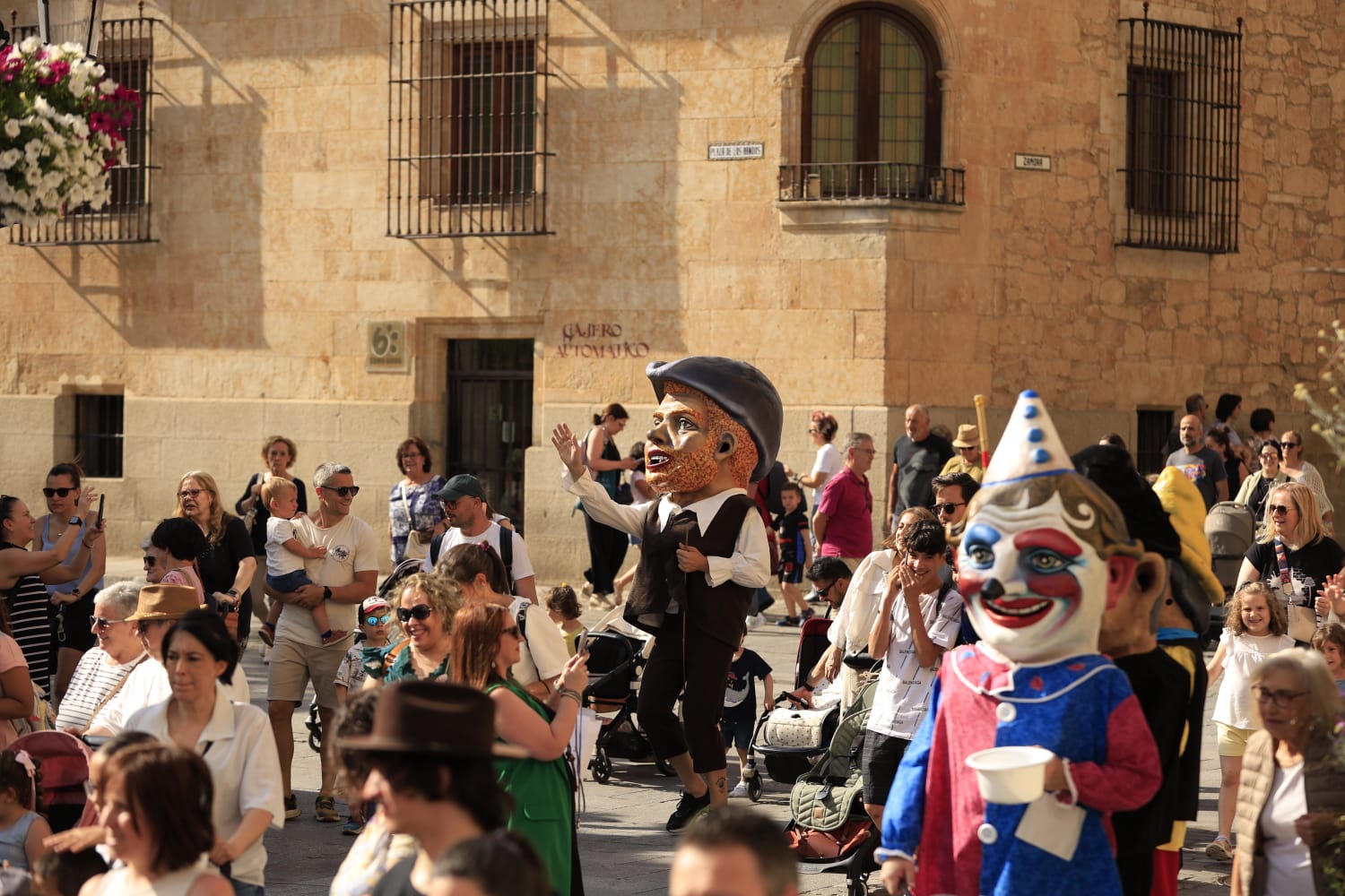 Gigantes y Cabezudos toman las calles del centro de Salamanca