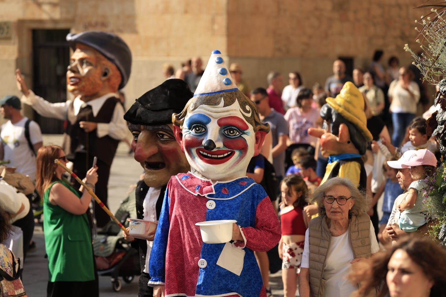 Gigantes y Cabezudos toman las calles del centro de Salamanca
