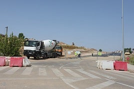 Las obras cambian de barrio en Salamanca: el que estrena viaducto y el que espera el derribo del suyo