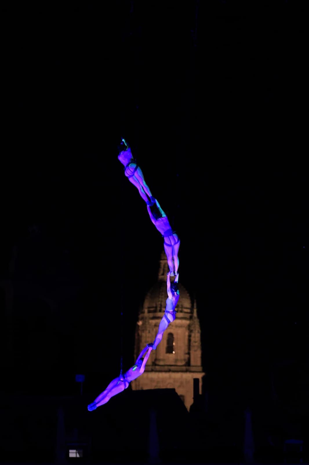 Un fascinante ballet flotante sobre la Plaza Mayor de Salamanca asombra a miles de asistentes