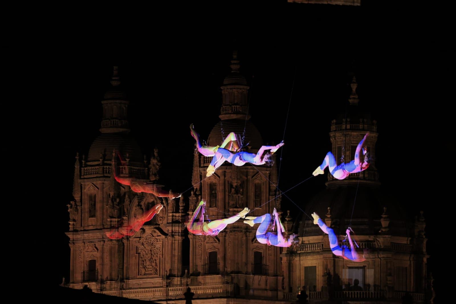 Un fascinante ballet flotante sobre la Plaza Mayor de Salamanca asombra a miles de asistentes