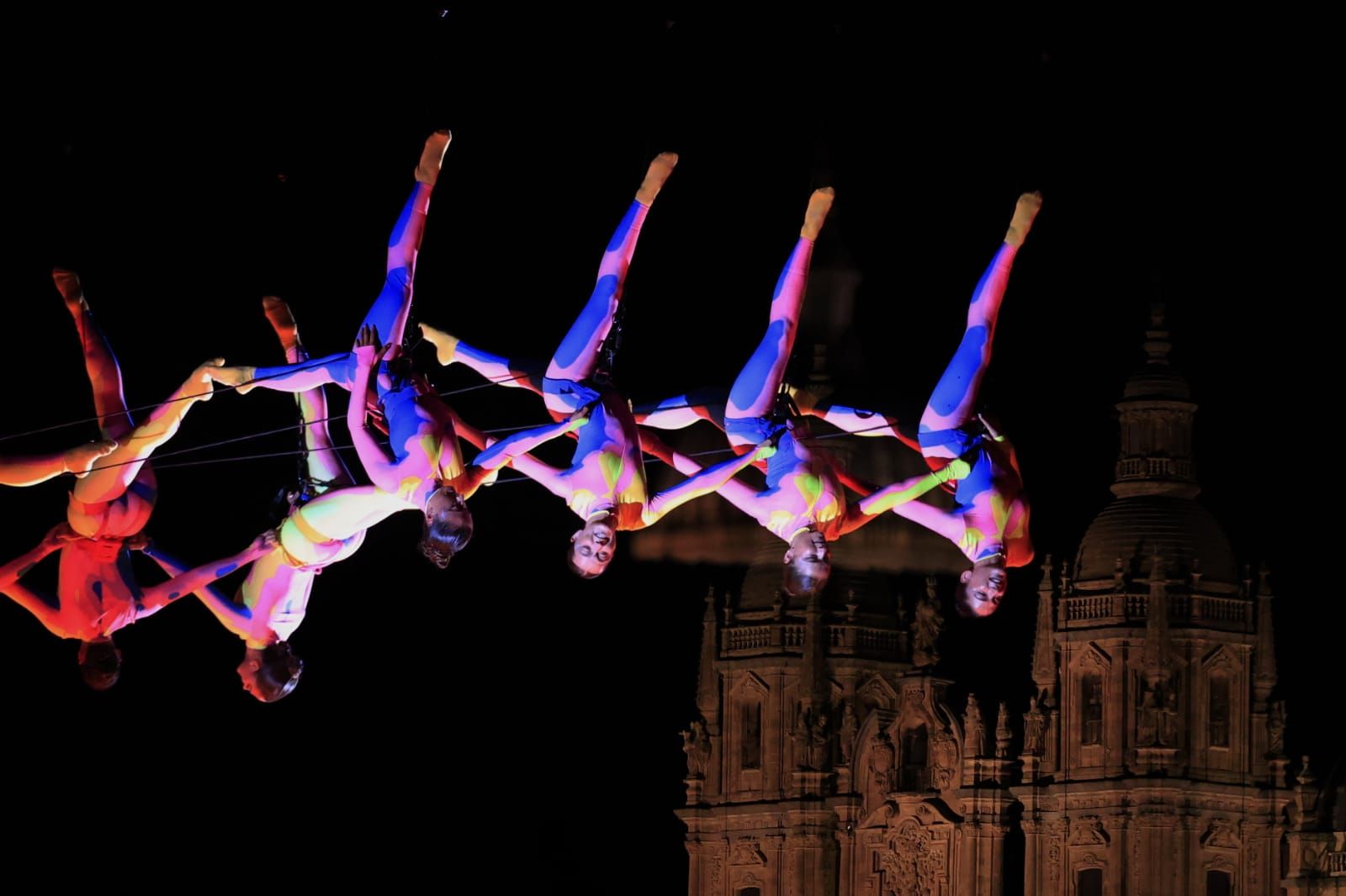 Un fascinante ballet flotante sobre la Plaza Mayor de Salamanca asombra a miles de asistentes