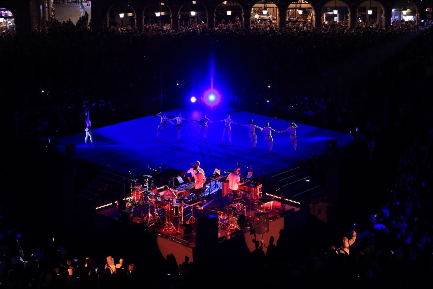 Un fascinante ballet flotante sobre la Plaza Mayor de Salamanca asombra a miles de asistentes