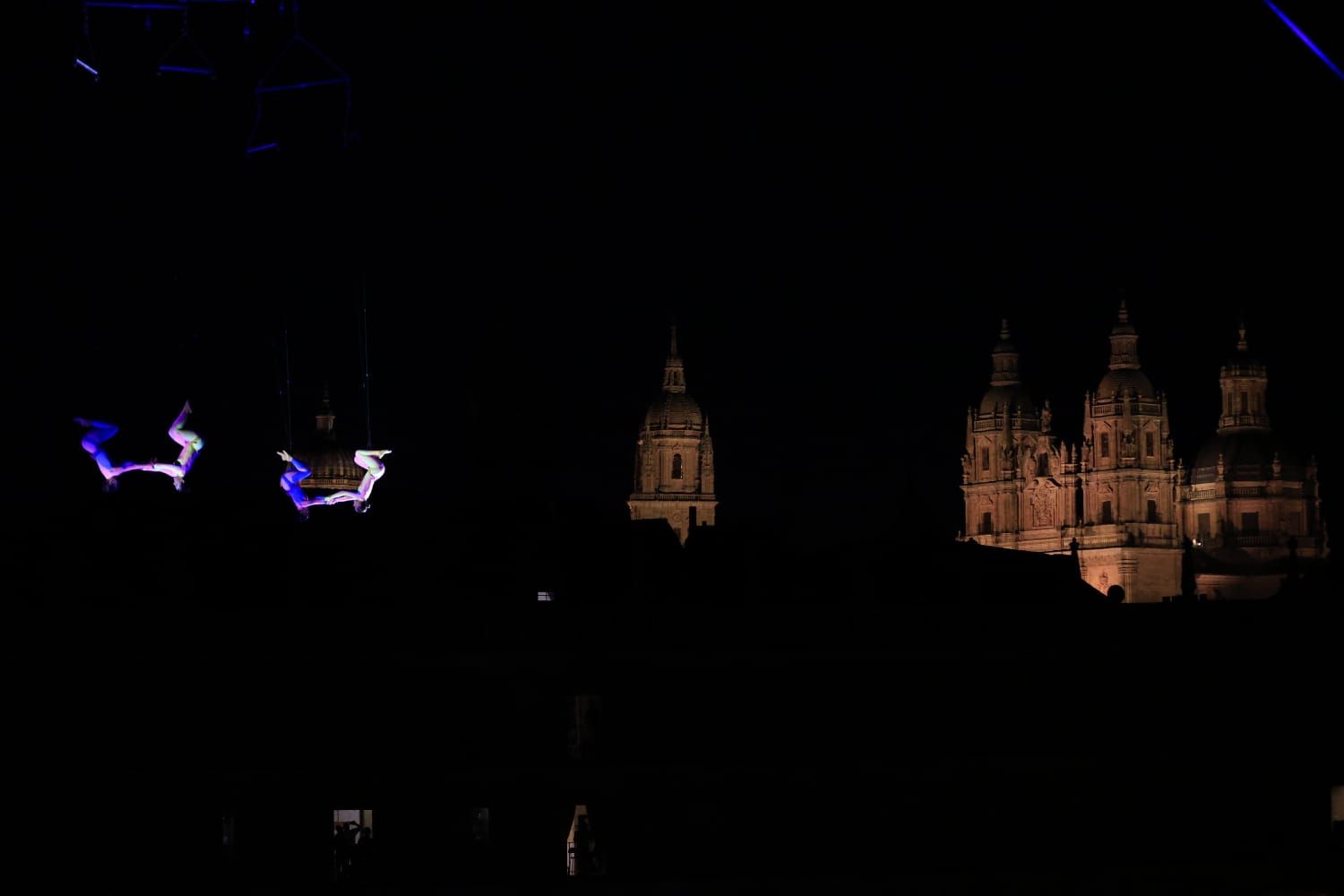 Un fascinante ballet flotante sobre la Plaza Mayor de Salamanca asombra a miles de asistentes