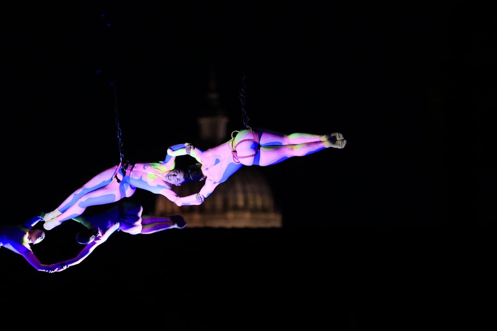 Un fascinante ballet flotante sobre la Plaza Mayor de Salamanca asombra a miles de asistentes