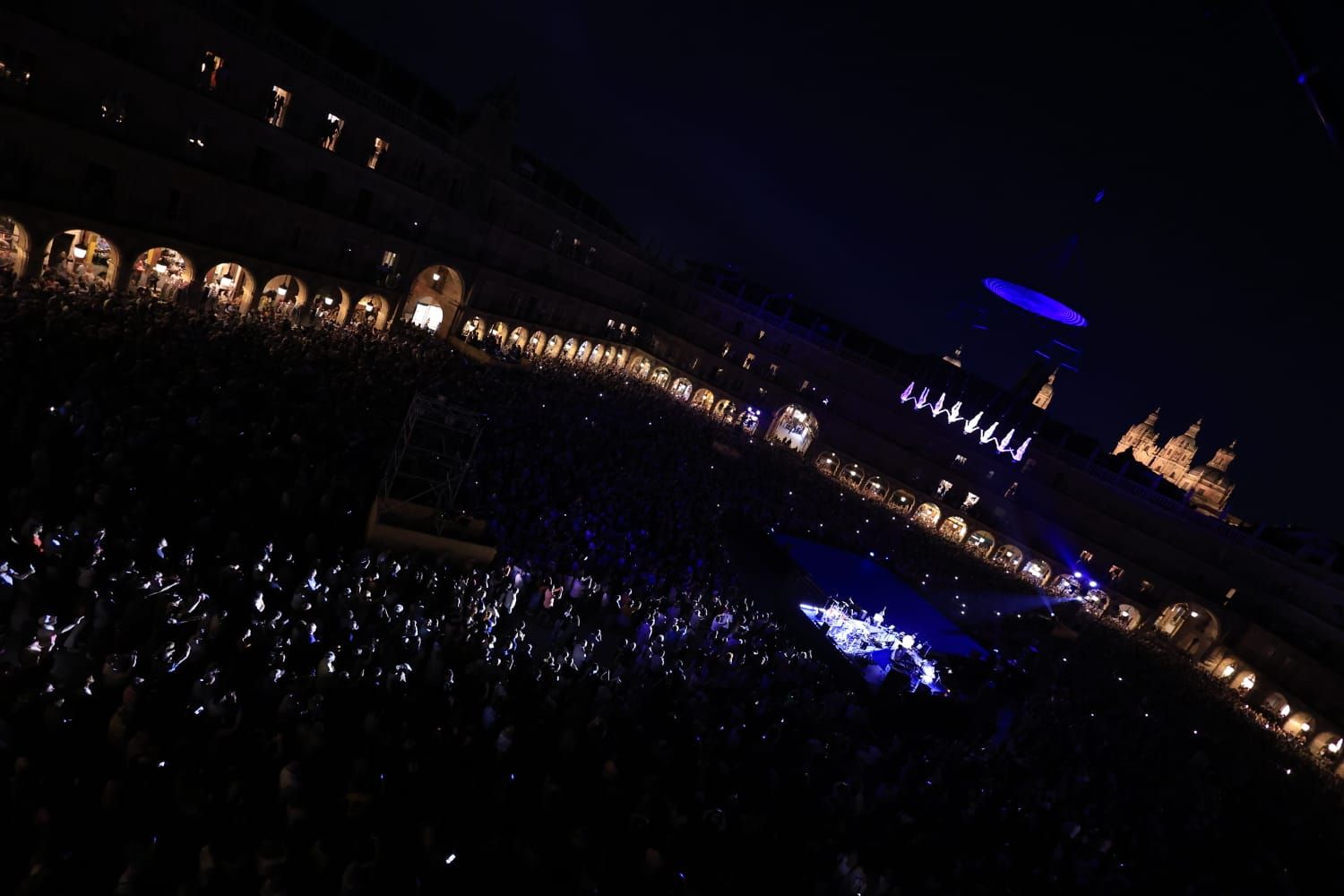 Un fascinante ballet flotante sobre la Plaza Mayor de Salamanca asombra a miles de asistentes