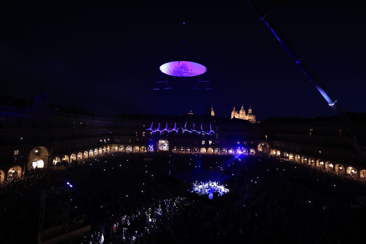 Un fascinante ballet flotante sobre la Plaza Mayor de Salamanca asombra a miles de asistentes