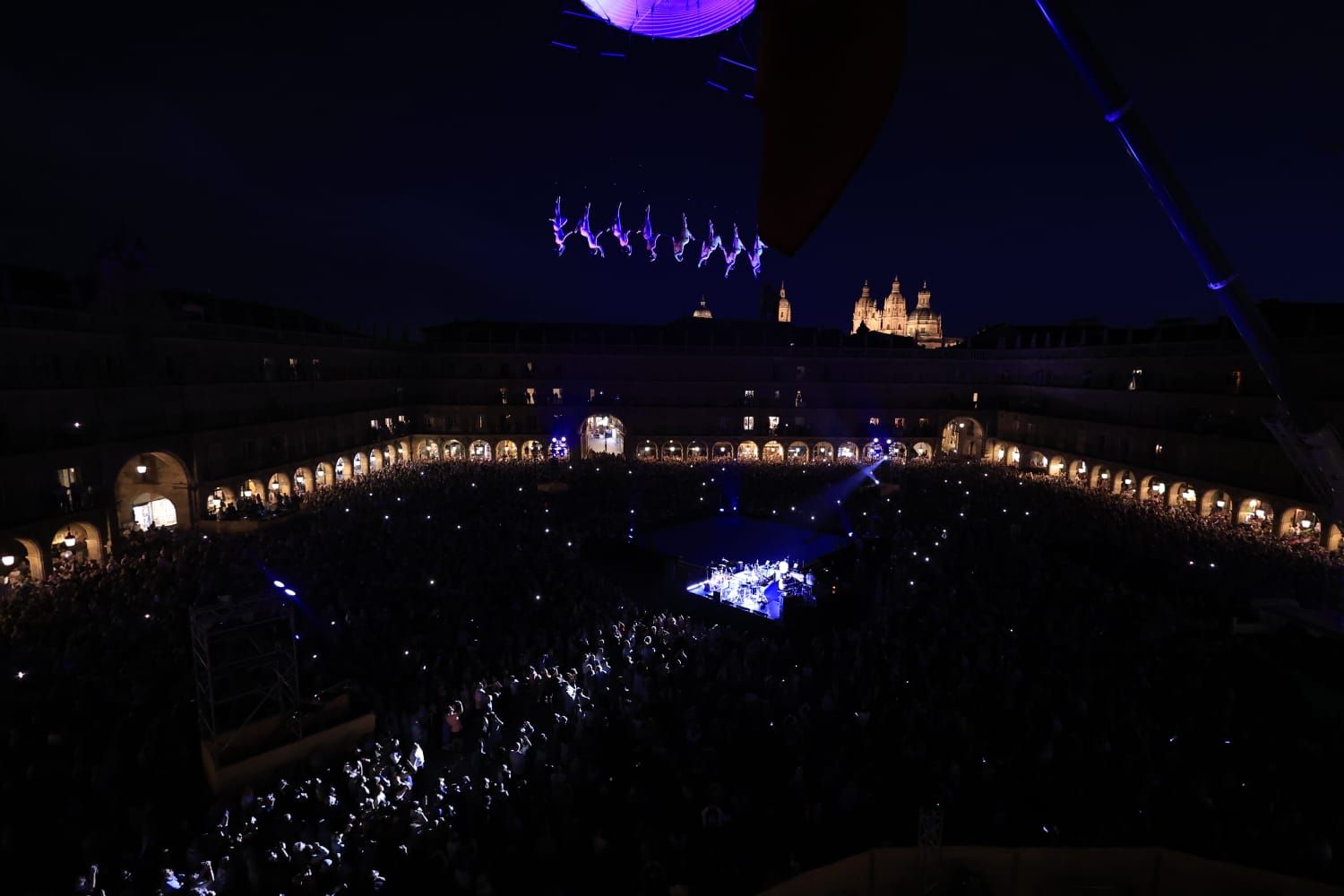 Un fascinante ballet flotante sobre la Plaza Mayor de Salamanca asombra a miles de asistentes