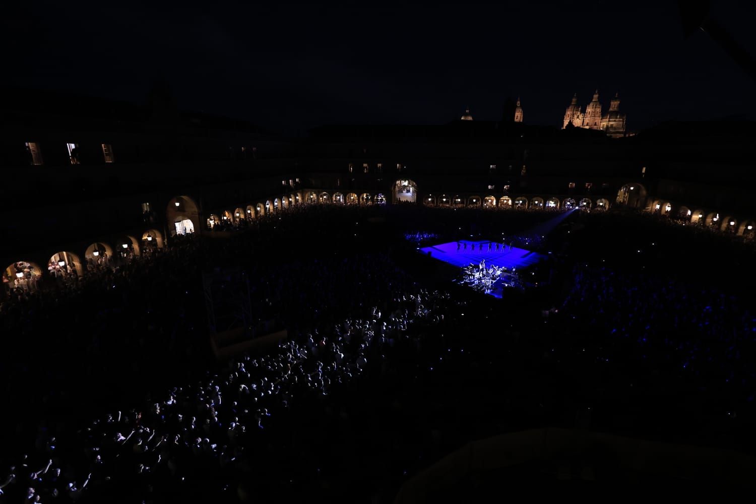 Un fascinante ballet flotante sobre la Plaza Mayor de Salamanca asombra a miles de asistentes