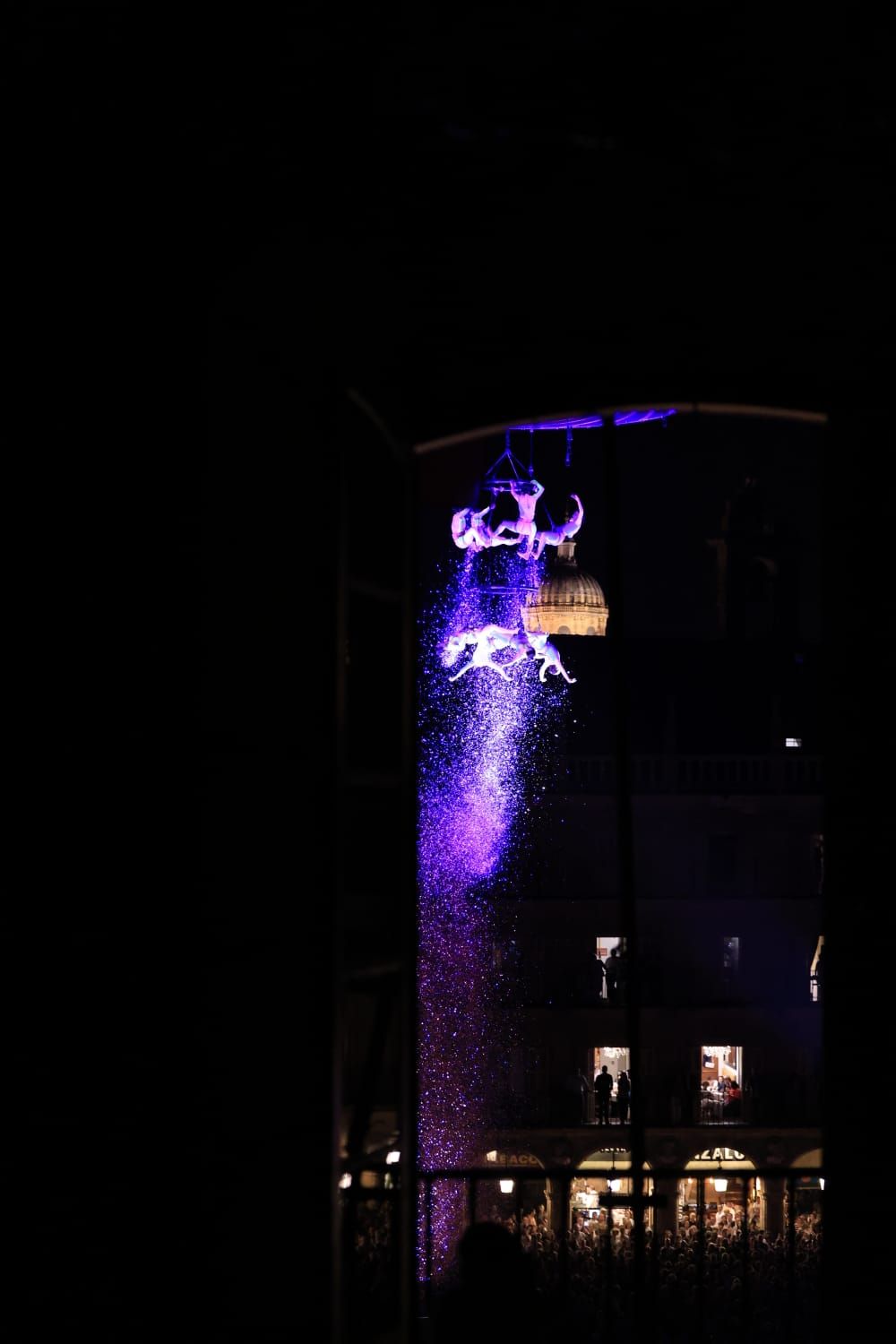 Un fascinante ballet flotante sobre la Plaza Mayor de Salamanca asombra a miles de asistentes