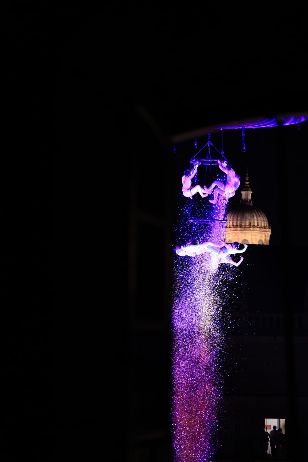 Un fascinante ballet flotante sobre la Plaza Mayor de Salamanca asombra a miles de asistentes