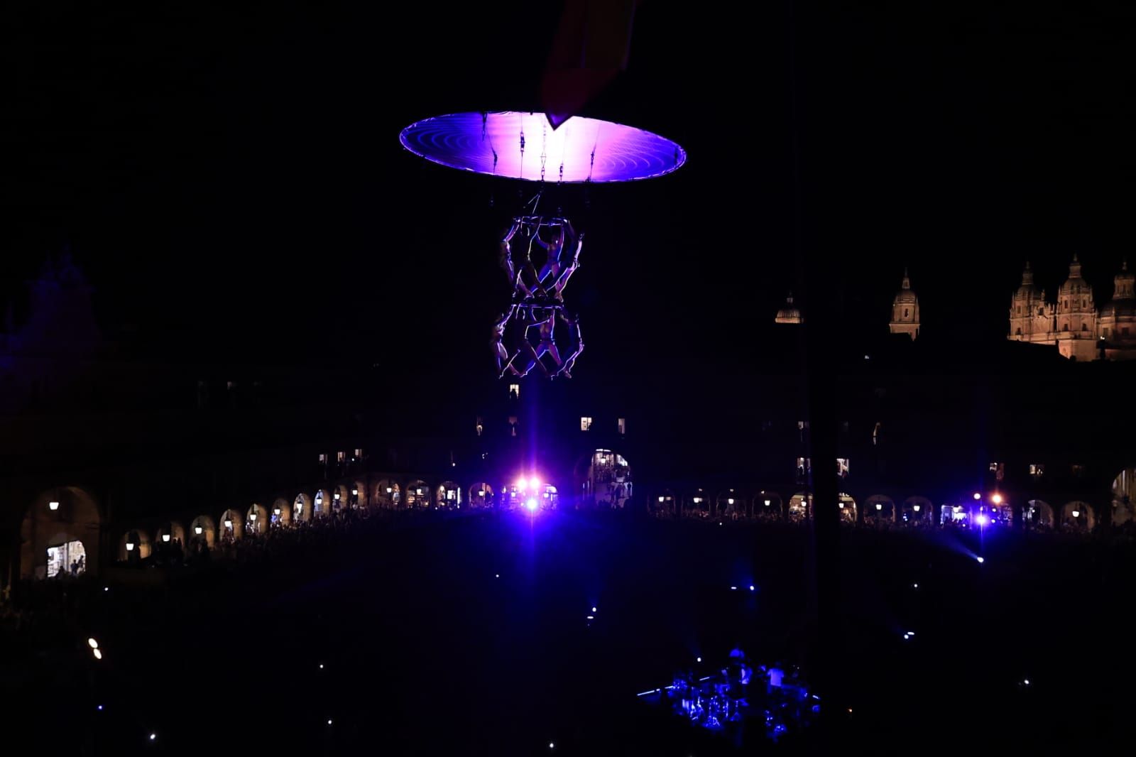 Un fascinante ballet flotante sobre la Plaza Mayor de Salamanca asombra a miles de asistentes