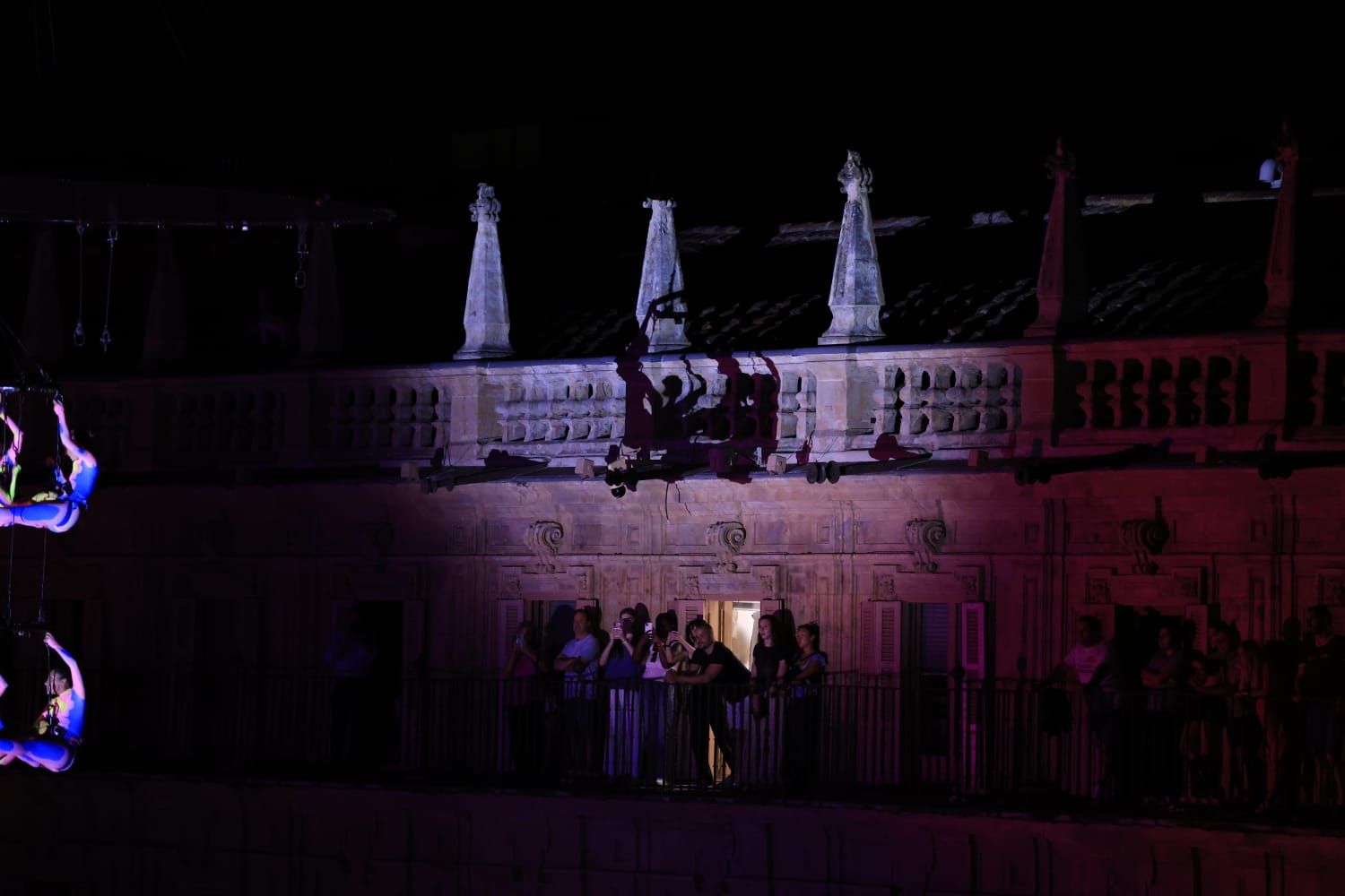 Un fascinante ballet flotante sobre la Plaza Mayor de Salamanca asombra a miles de asistentes