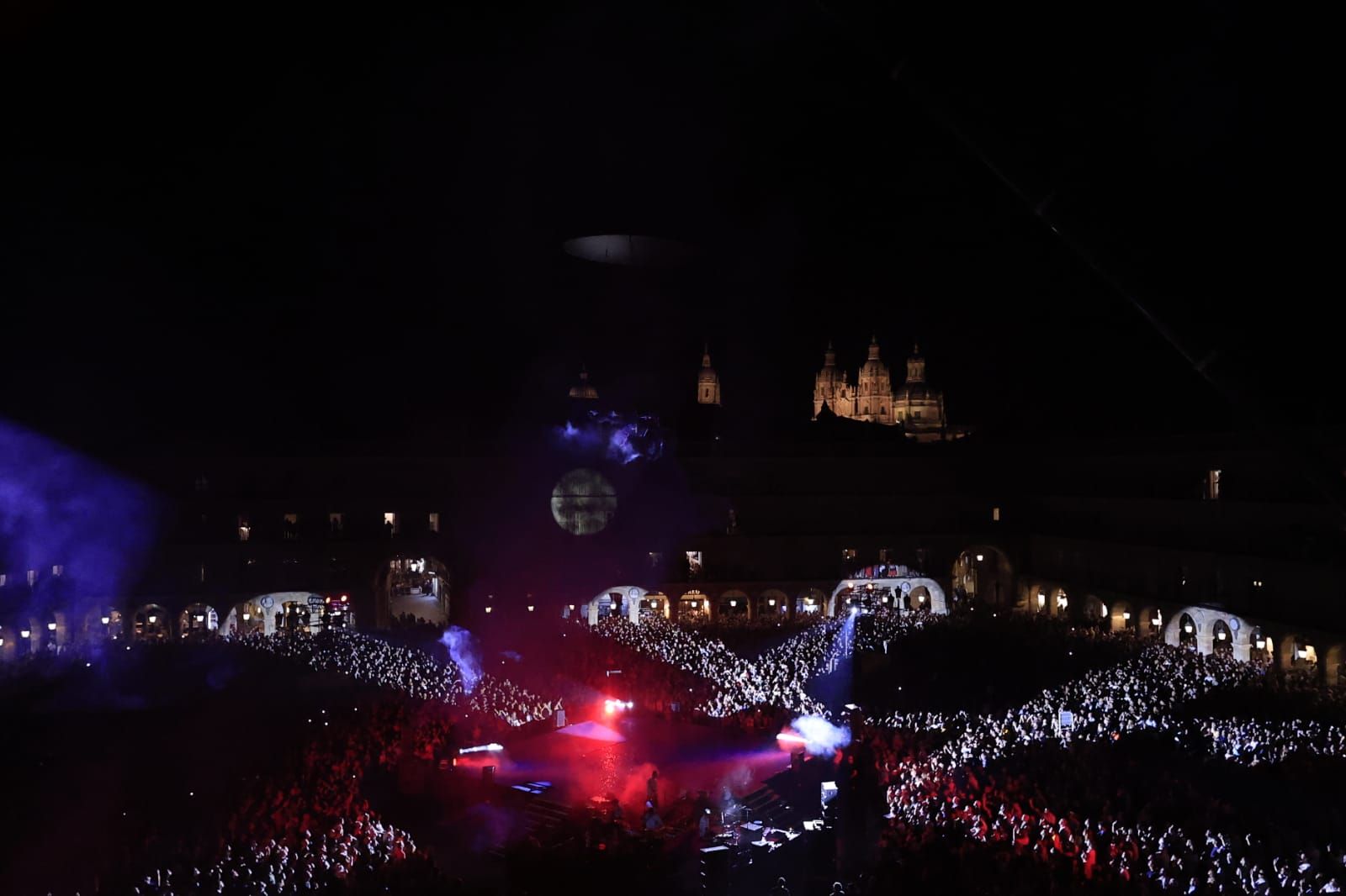 Un fascinante ballet flotante sobre la Plaza Mayor de Salamanca asombra a miles de asistentes