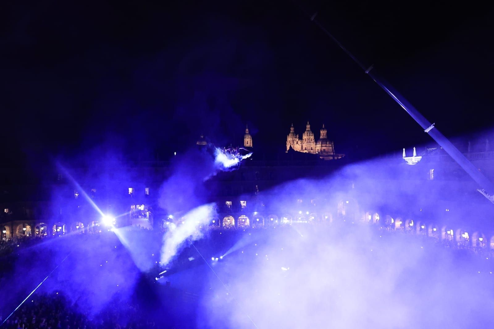 Un fascinante ballet flotante sobre la Plaza Mayor de Salamanca asombra a miles de asistentes