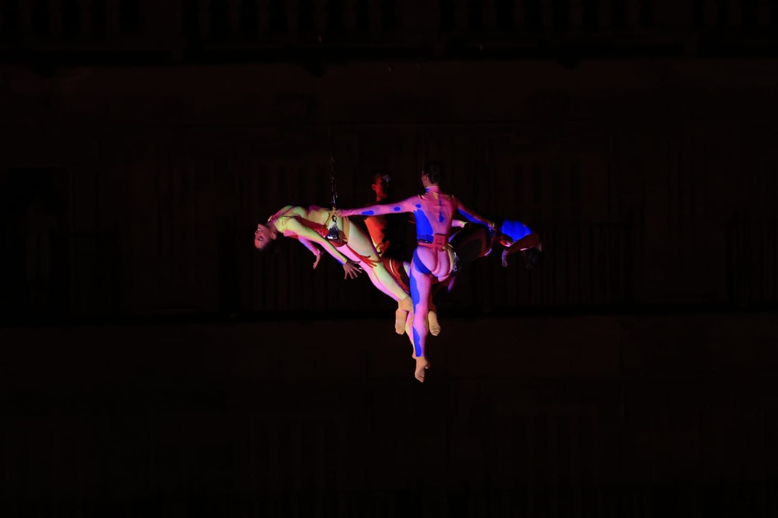 Un fascinante ballet flotante sobre la Plaza Mayor de Salamanca asombra a miles de asistentes