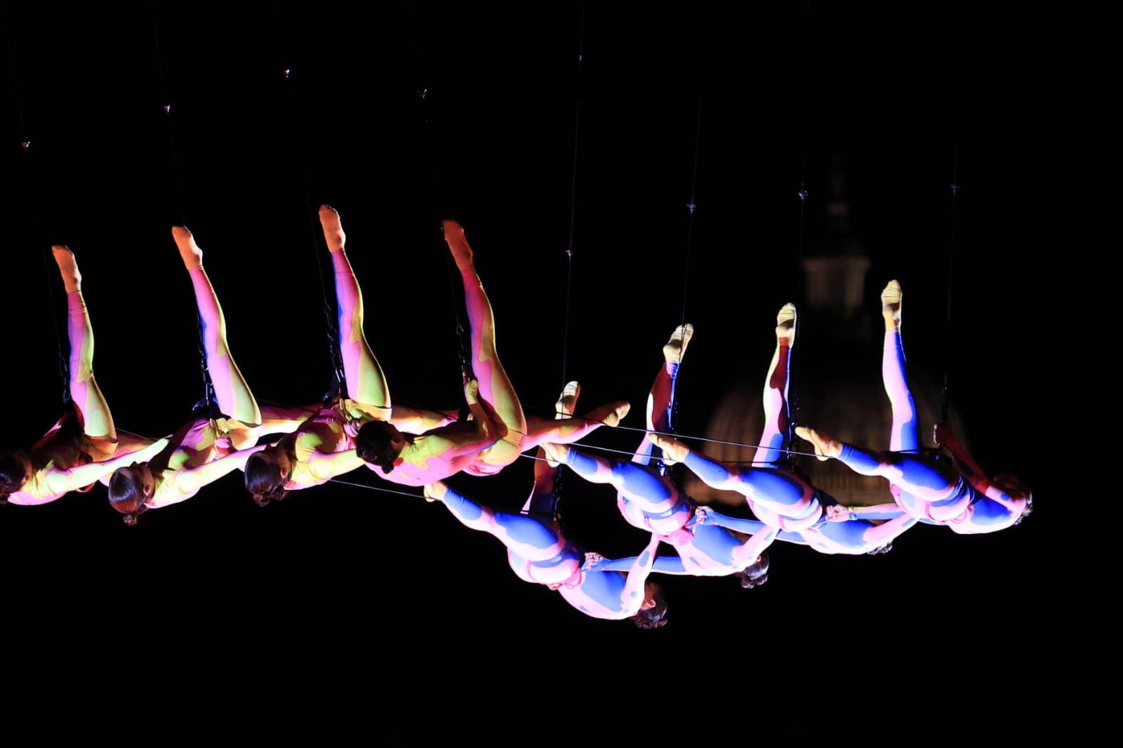 Un fascinante ballet flotante sobre la Plaza Mayor de Salamanca asombra a miles de asistentes