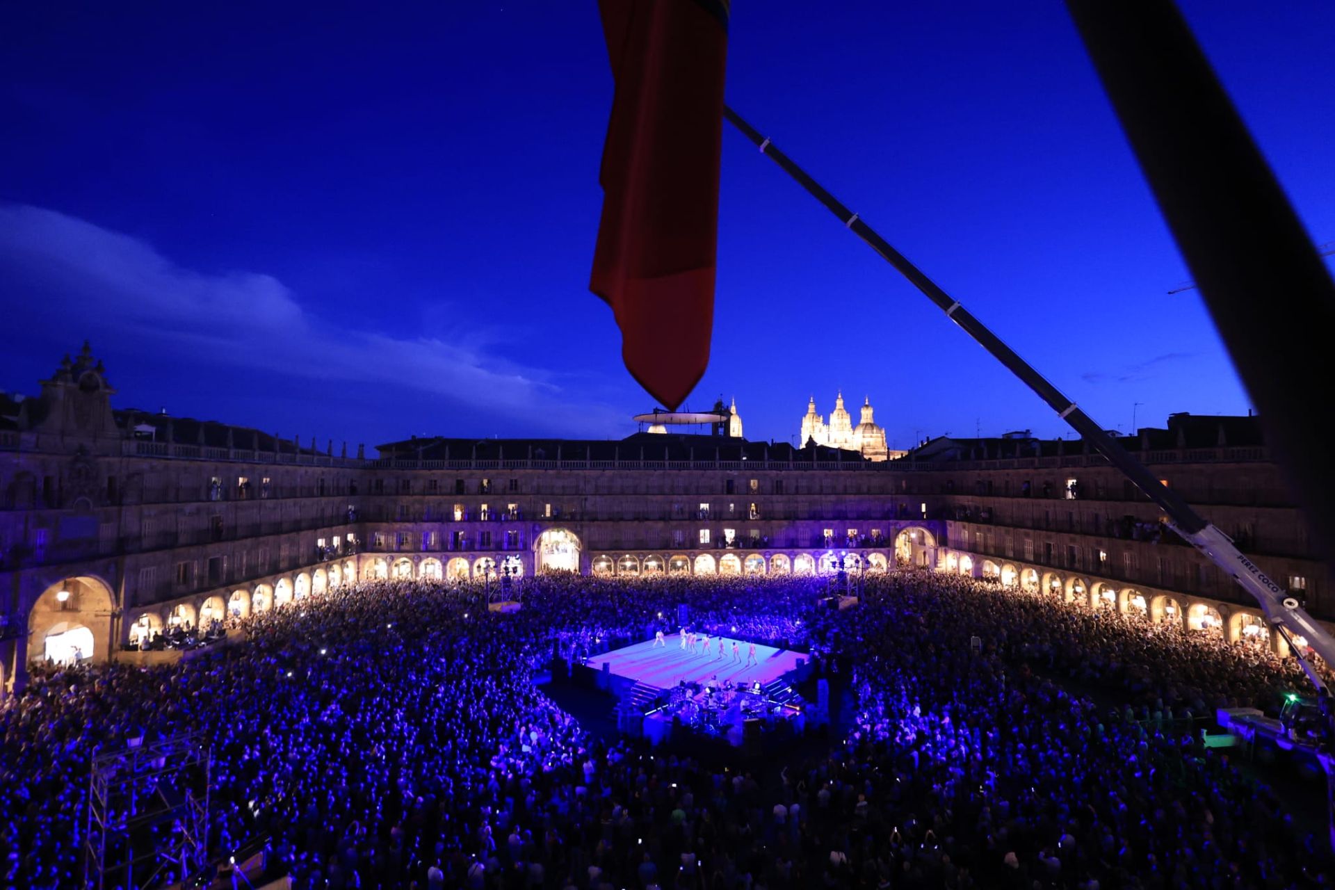 Un fascinante ballet flotante sobre la Plaza Mayor de Salamanca asombra a miles de asistentes