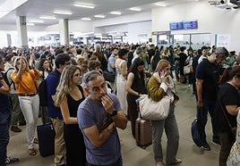 Varios viajeros esperan en Chamartín.