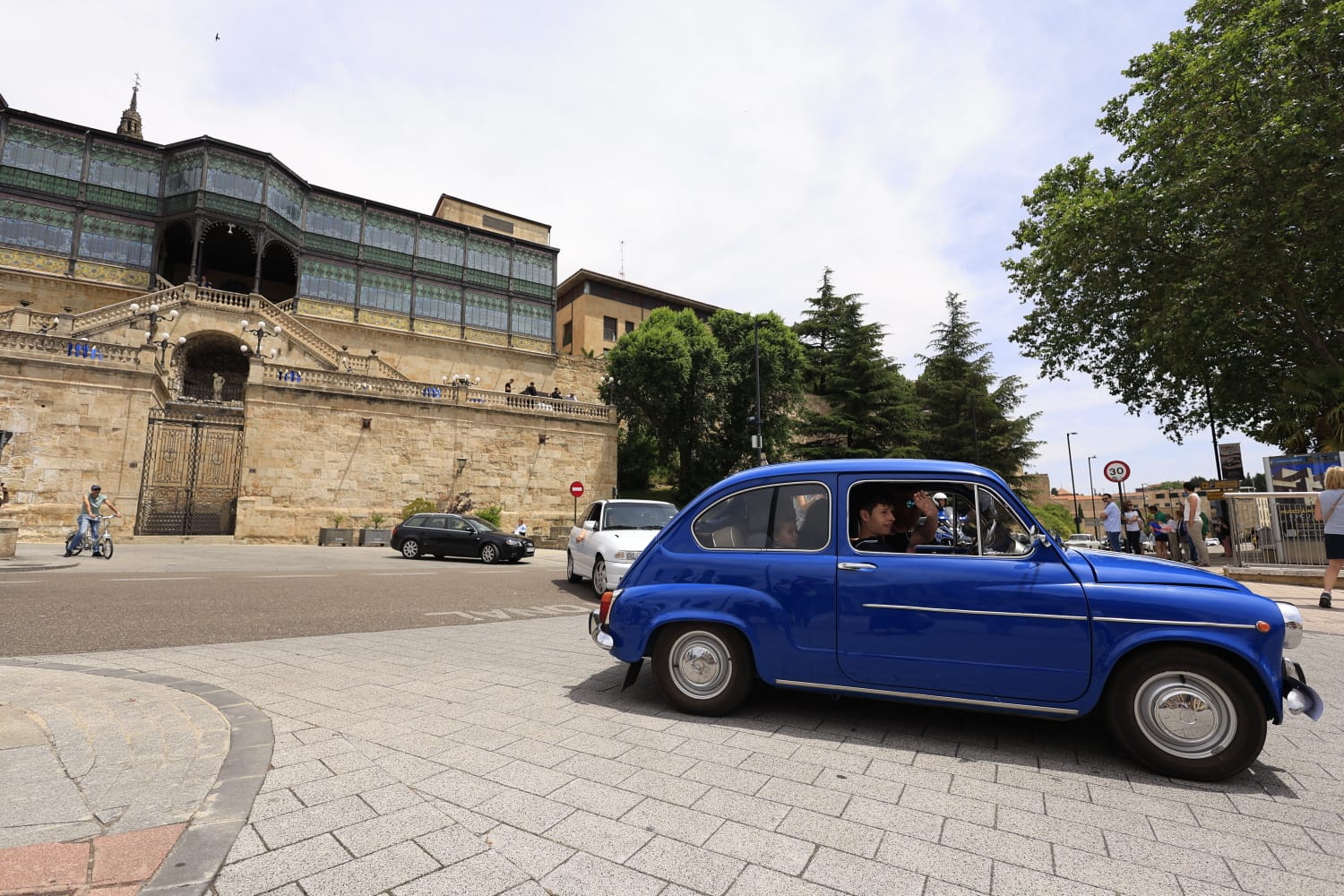 Los coches clásicos no fallan a su cita en las Fiestas de San Juan de Sahagún