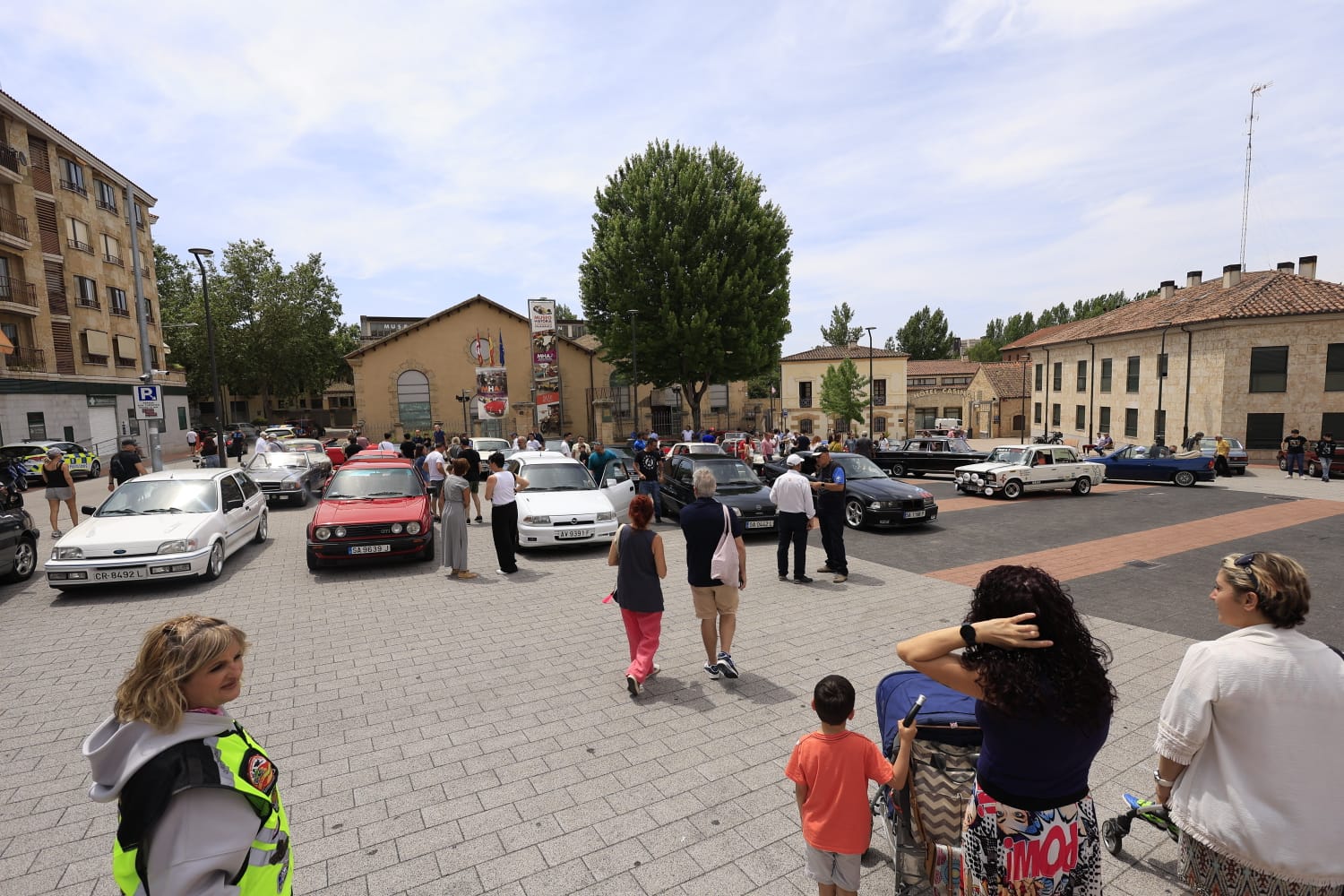 Los coches clásicos no fallan a su cita en las Fiestas de San Juan de Sahagún