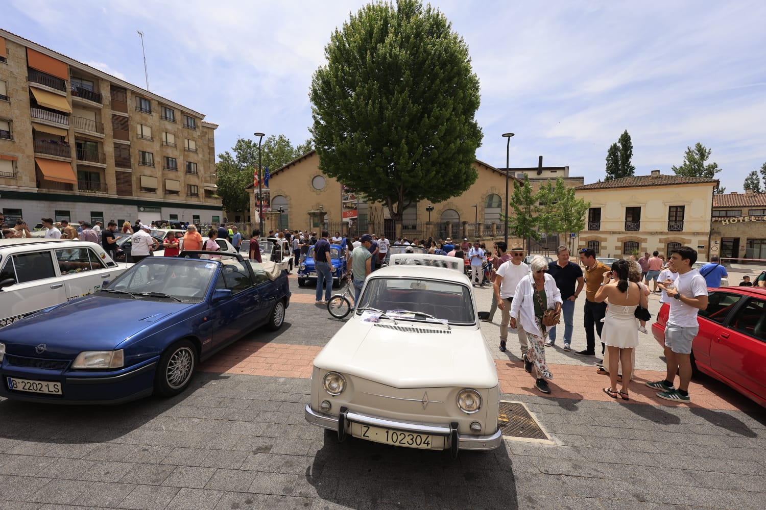 Los coches clásicos no fallan a su cita en las Fiestas de San Juan de Sahagún