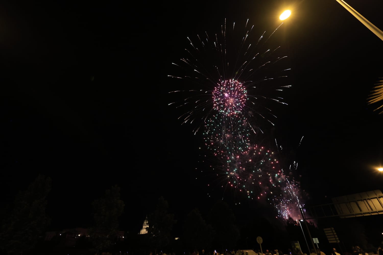 Un estallido de fuegos artificiales cierra San Juan de Sahagún en una noche mágica en Salamanca