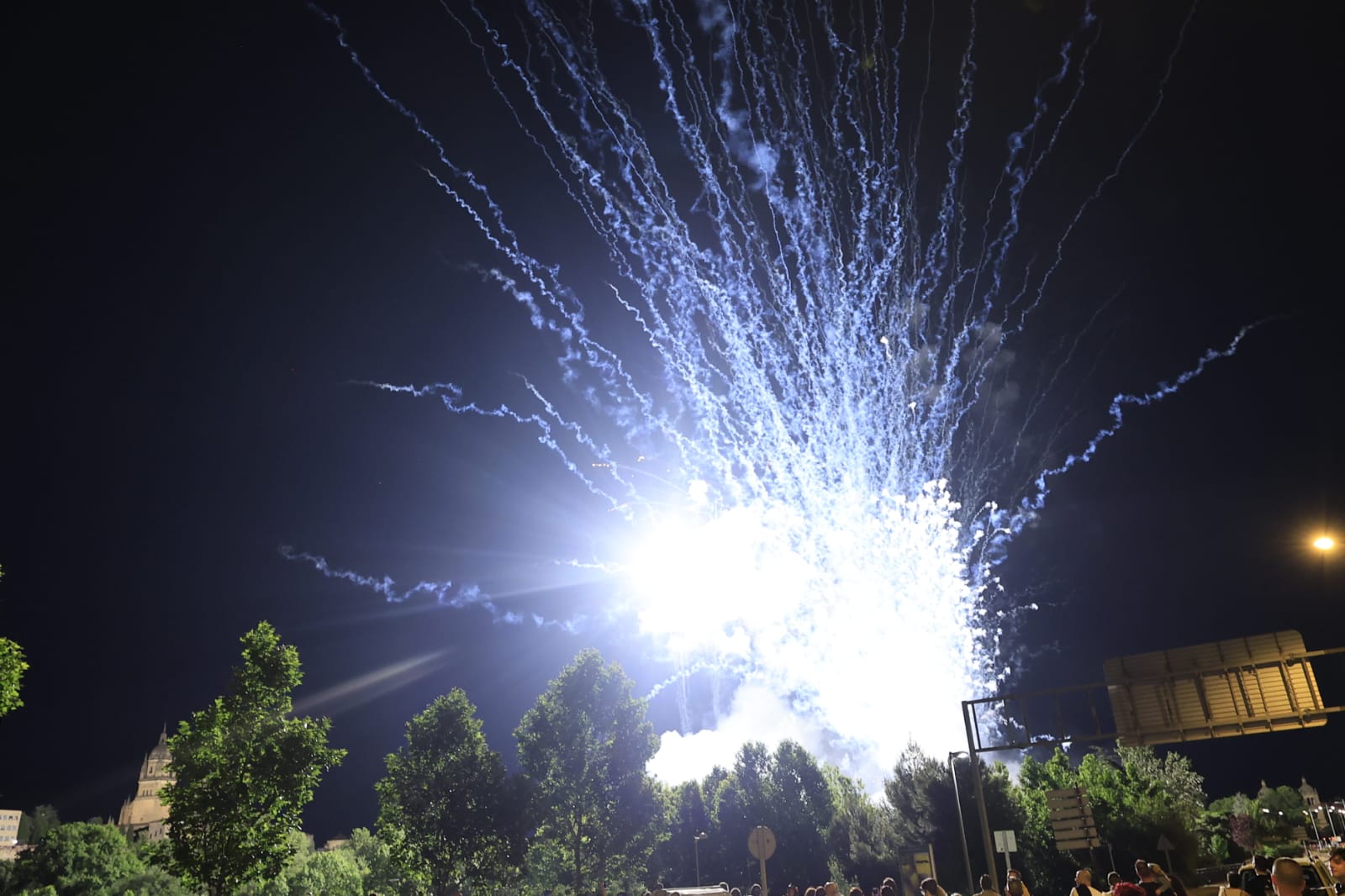 Un estallido de fuegos artificiales cierra San Juan de Sahagún en una noche mágica en Salamanca
