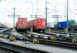 Playa de vías de una terminal de carga de contenedores.