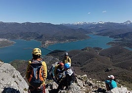 Montañeros bien equipados en una cumbre de Castilla y León.