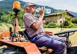 Un agricultor bebe agua en un día de calor en una imagen de archivo.