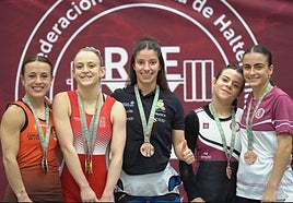 Marta García Rincón, en el centro de la imagen, con su medalla.