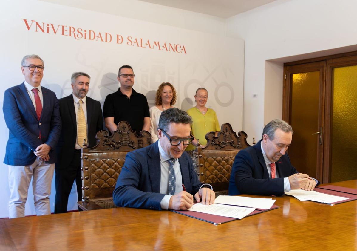 Juan Manuel Corchado y Carlos Martín firman el convenio.