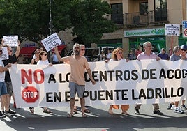 Manifestación convocada para protestar por el futuro centro de acogida de Puente Ladrillo.