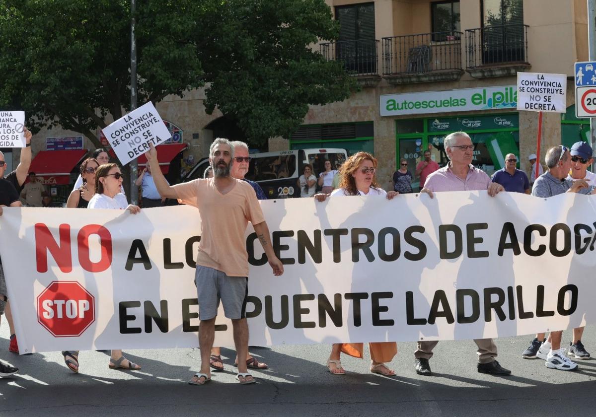 Manifestación convocada para protestar por el futuro centro de acogida de Puente Ladrillo.