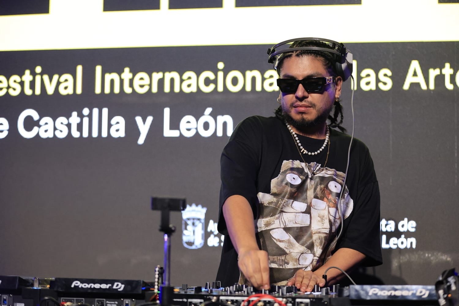 Ítaca revoluciona la Plaza Mayor en una nueva jornada del XX Fácyl en Salamanca con música, teatro, humor y espectáculos