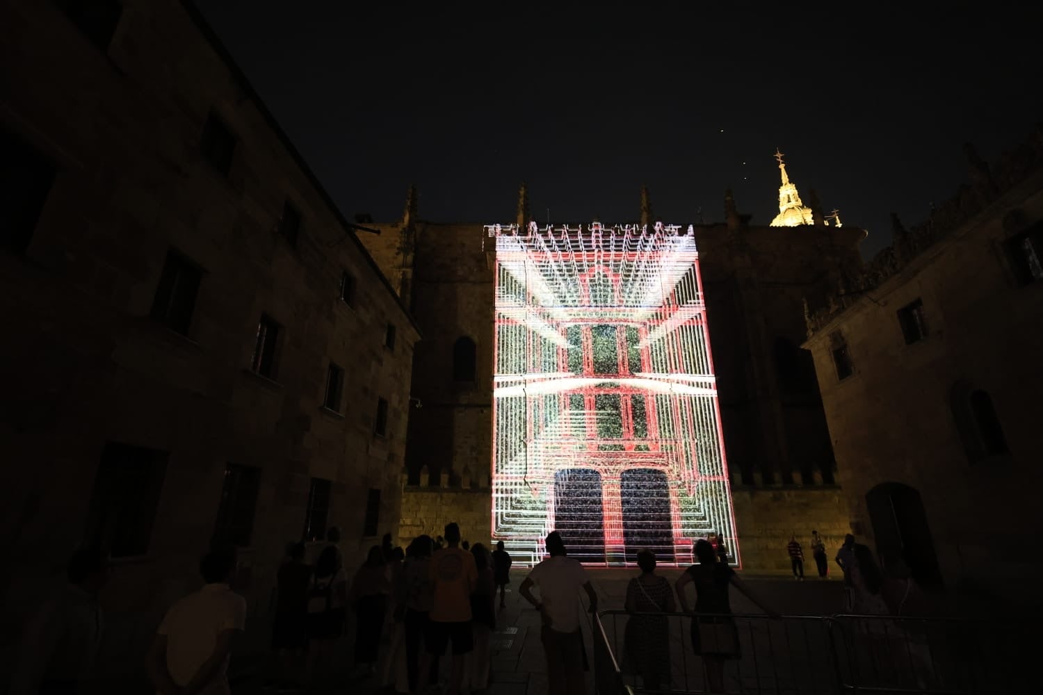 Ítaca revoluciona la Plaza Mayor en una nueva jornada del XX Fácyl en Salamanca con música, teatro, humor y espectáculos
