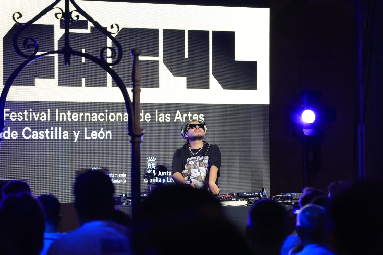 Ítaca revoluciona la Plaza Mayor en una nueva jornada del XX Fácyl en Salamanca con música, teatro, humor y espectáculos