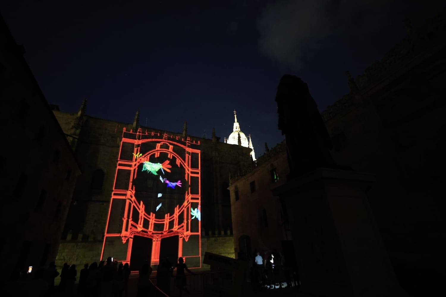 Ítaca revoluciona la Plaza Mayor en una nueva jornada del XX Fácyl en Salamanca con música, teatro, humor y espectáculos