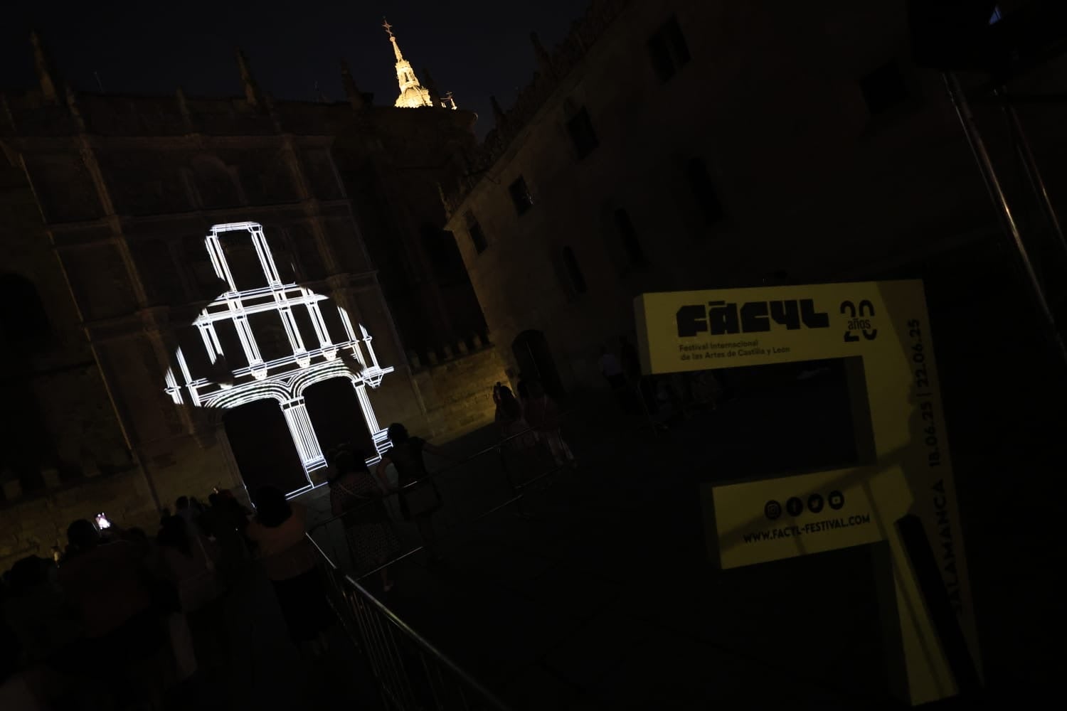 Ítaca revoluciona la Plaza Mayor en una nueva jornada del XX Fácyl en Salamanca con música, teatro, humor y espectáculos