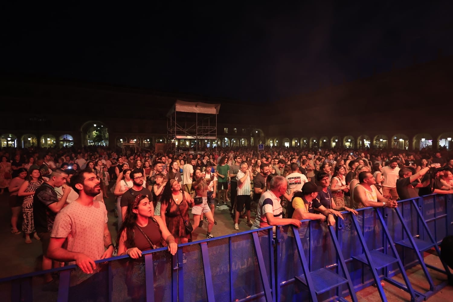 Ítaca revoluciona la Plaza Mayor en una nueva jornada del XX Fácyl en Salamanca con música, teatro, humor y espectáculos